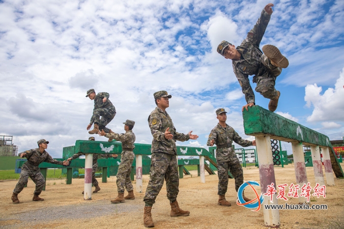 7、武警官兵進(jìn)行400米障礙訓(xùn)練。施晨洲 攝_副本