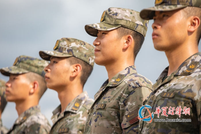 8、武警官兵進(jìn)行隊(duì)列訓(xùn)練。農(nóng)文尖 攝_副本