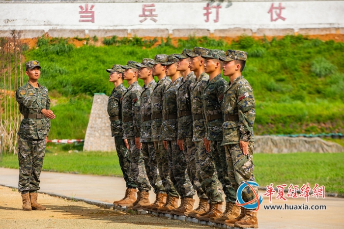 9、武警官兵利用臺(tái)階進(jìn)行隊(duì)列訓(xùn)練。李笑仙 攝_副本