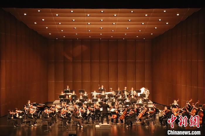 大型主題音樂會(huì)《唱支山歌給黨聽》唱響“英雄城”