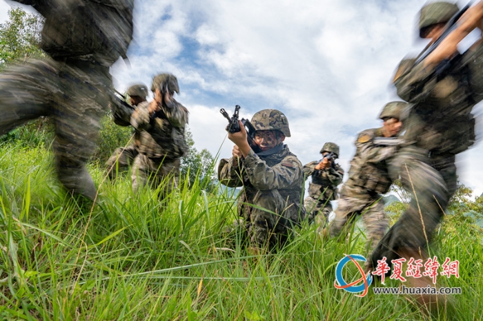 1、2025年7月2日，武警官兵正在進行交替掩護突擊。_副本