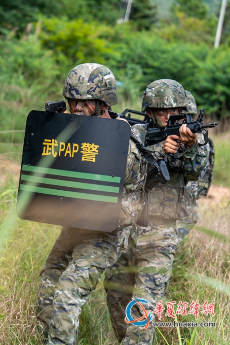 2、2025年7月2日，武警官兵正在進行班組搜索。_副本