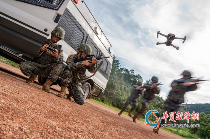 3、2025年7月2日，武警官兵正在利用無人機偵查敵情。_副本