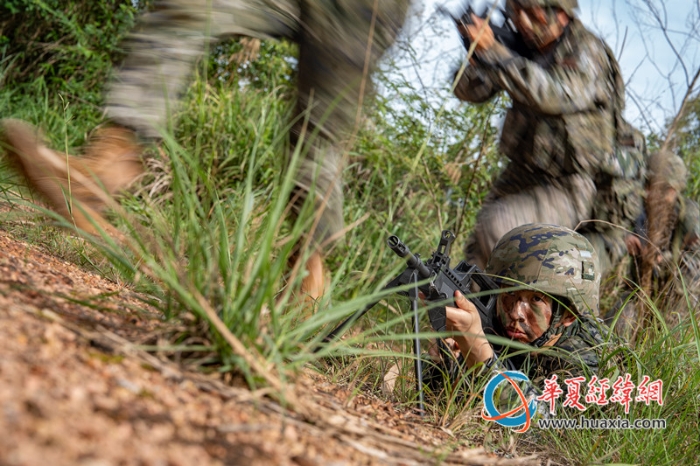 5、2025年7月2日，一名武警官兵掩護隊友追擊。_副本