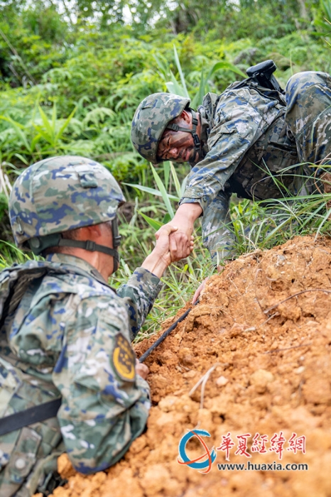 6、2025年7月2日，武警官兵相互協(xié)助。_副本