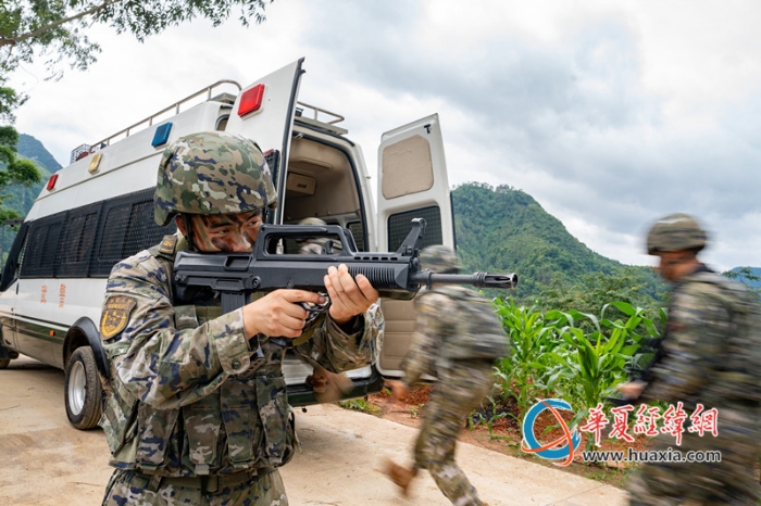 7、2025年7月2日，一名武警官兵掩護隊友轉移。_副本