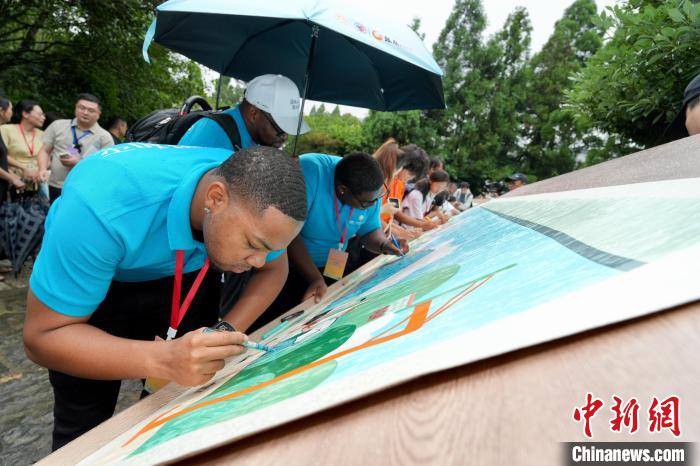 中美青少年共繪《鼓嶺緣·和平之約》