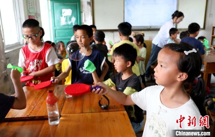 大學(xué)生支教“點亮”廣西侗鄉(xiāng)娃多彩暑期生活