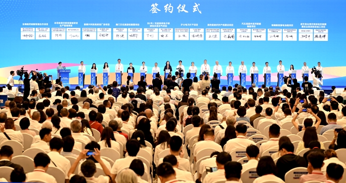 圖為開幕式上舉行的項目簽約儀式。 中新社記者 張暢 攝