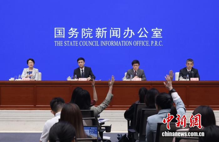 7月22日，中國國務院新聞辦公室在北京舉行新聞發(fā)布會，國家外匯管理局副局長、新聞發(fā)言人李斌，國家外匯管理局國際收支司司長賈寧，國家外匯管理局資本項目管理司司長肖勝介紹2025年上半年外匯收支數(shù)據(jù)情況，并答記者問。 <a target='_blank' href='/'>中新社</a>記者 楊可佳 攝