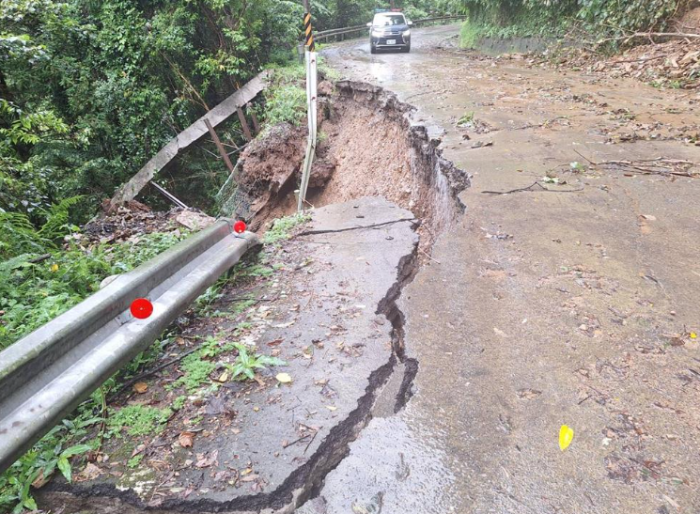 苗栗連日豪雨樹倒、路基坍方