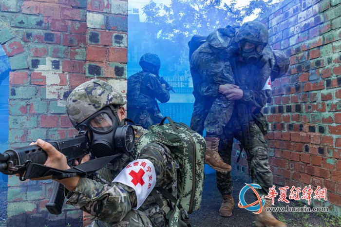 圖2：衛(wèi)勤專業(yè)官兵在進(jìn)行戰(zhàn)傷救護(hù)綜合演練_副本