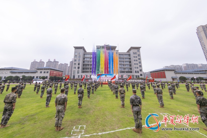 1、開幕式上，參賽官兵整齊列隊(duì)，會(huì)場(chǎng)彩色煙幕騰空而起，為賽事預(yù)熱造勢(shì)。施晨洲 攝_副本