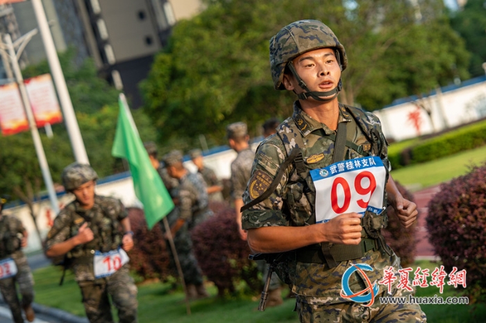 2、比武競(jìng)賽中，五公里武裝越野激戰(zhàn)正酣，參賽官兵在跑道上展開速度與耐力的較量。 施晨洲 攝_副本