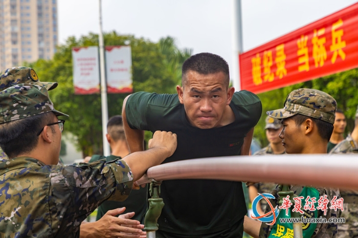 3、雙杠臂屈伸考核現(xiàn)場(chǎng)，參賽官兵挑戰(zhàn)體能極限。施晨洲 攝_副本