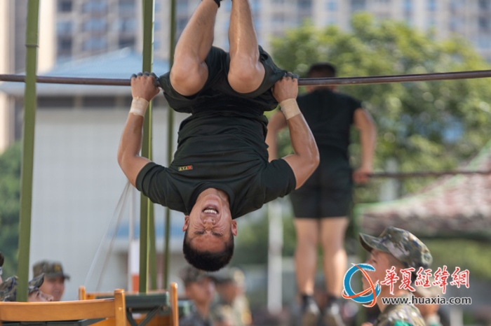 4、單杠賽場(chǎng)上，參賽官兵肌肉緊繃、汗灑賽場(chǎng)。張辰飛 攝_副本