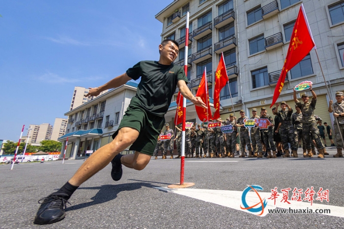 5、參賽官兵正在進(jìn)行30X2蛇形跑考核。施晨洲 攝_副本