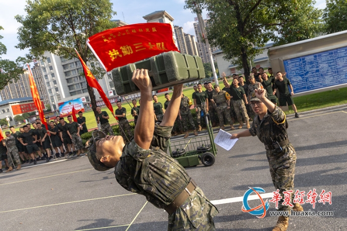 7、戰(zhàn)斗體能連貫考核現(xiàn)場(chǎng)，參賽官兵咬牙堅(jiān)持，奮勇拼搏。施晨洲 攝_副本