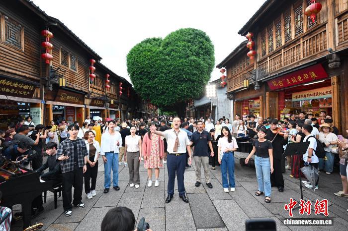 兩岸青年合唱快閃 紀(jì)念抗戰(zhàn)勝利暨臺(tái)灣光復(fù)80周年