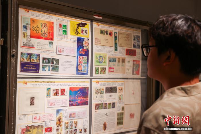 青海西寧：游客參觀主題集郵展