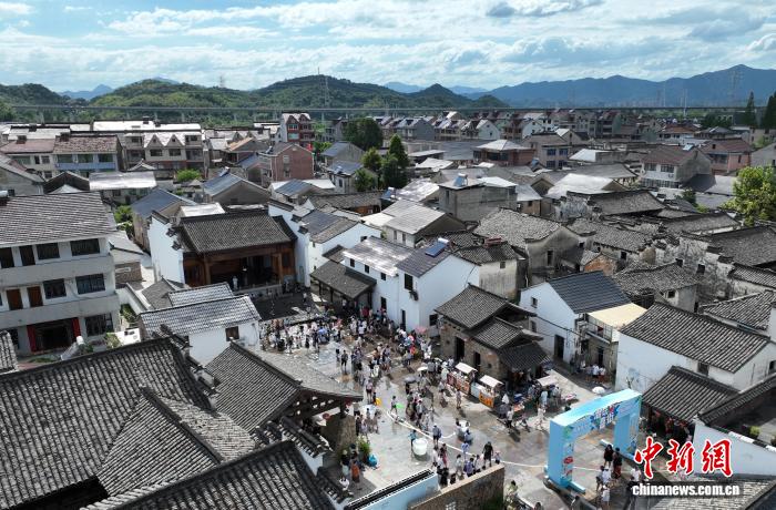 杭州千年古村“洗街”消暑：別樣“潑水節(jié)”吸引游人