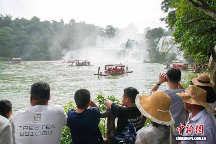 抓住暑假尾巴中國(guó)首個(gè)跨境旅游合作區(qū)游人如織