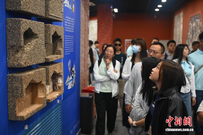 臺(tái)灣青少年甘肅研學(xué)活動(dòng)蘭州啟動(dòng)：感受數(shù)字敦煌了解壁畫“永生”