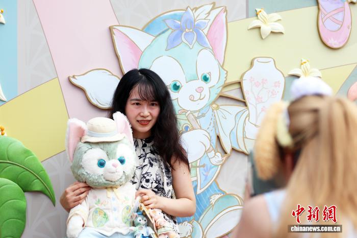 上海迪士尼樂園萌聚達菲月吸引游客共享歡樂時光