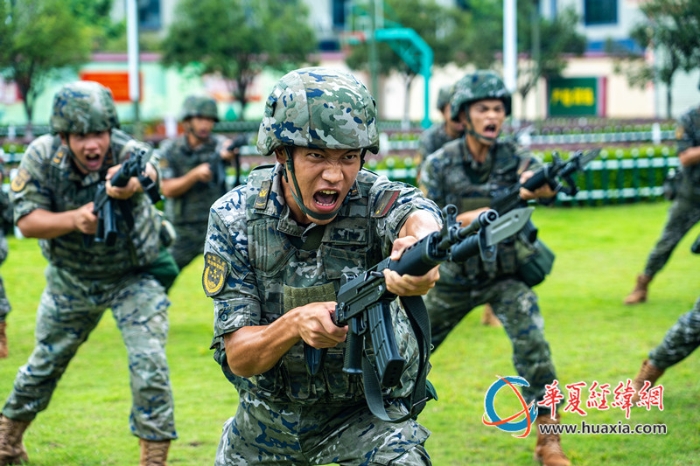 1、武警官兵開(kāi)展刺殺訓(xùn)練。施晨洲 攝_副本
