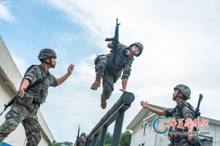 4、武警官兵正在進(jìn)行障礙訓(xùn)練。施晨洲 攝_副本