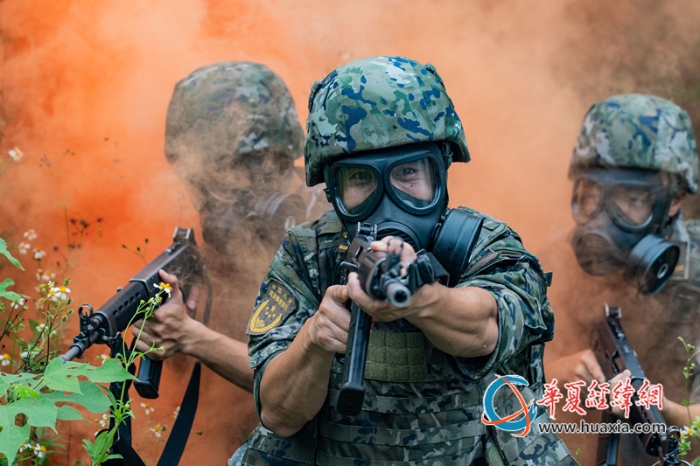 6、模擬染“毒”環(huán)境下，官兵佩戴防毒面具搜索接近目標(biāo)。施晨洲 攝_副本