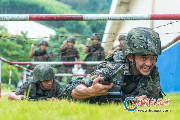 7、武警官兵快速匍匐通過(guò)低樁網(wǎng)。農(nóng)文尖 攝_副本