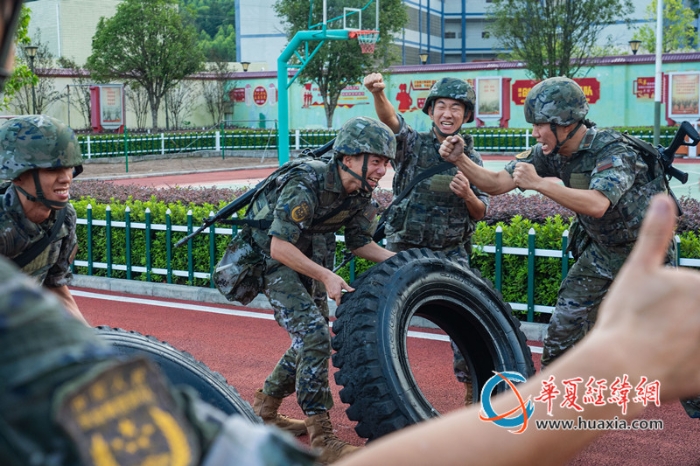 9、利用輪胎開(kāi)展力量訓(xùn)練，官兵們奮勇拼搏、士氣高昂。施晨洲 攝_副本