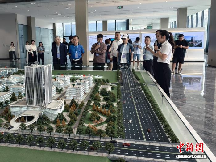 8月7日，臺(tái)商考察滬滇臨港昆明科技城。中新網(wǎng)記者 韓帥南 攝