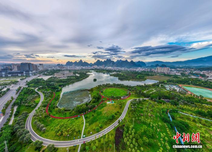 航拍廣西賀州市愛蓮湖公園秋景