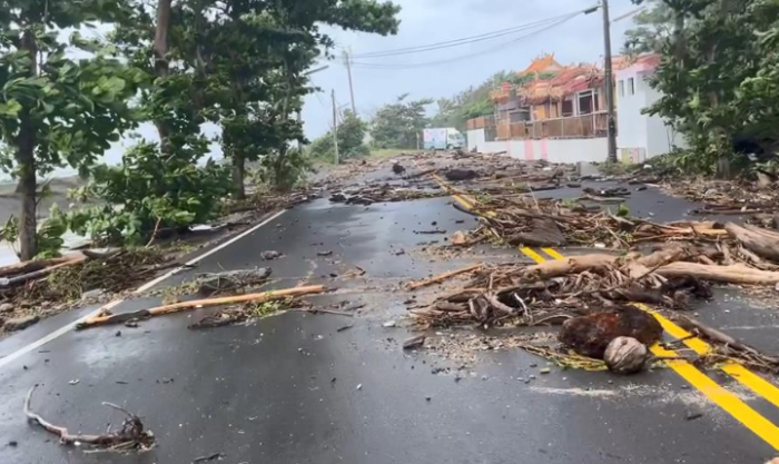 “樺加沙”臺風(fēng)遠(yuǎn)揚(yáng)，小琉球環(huán)島公路厚石路段堆滿被巨浪打上岸的漂流木