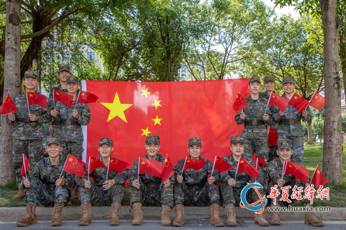 圖1：武警官兵與國旗同框合影_副本