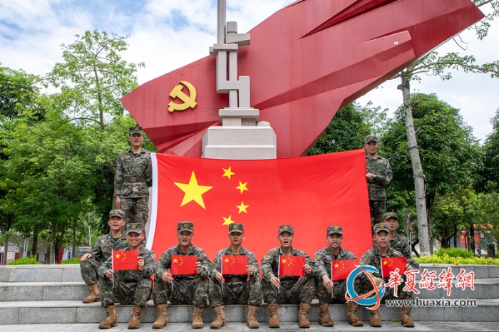 圖2：武警官兵與國旗同框，祝福祖國。_副本