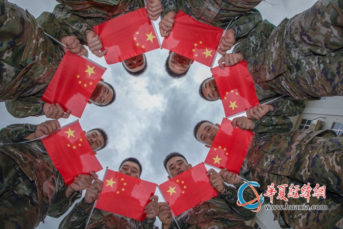 圖3：武警官兵手拿國旗向祖國表白_副本