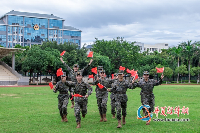 圖7：武警官兵手拿國旗，共享快樂時光_副本