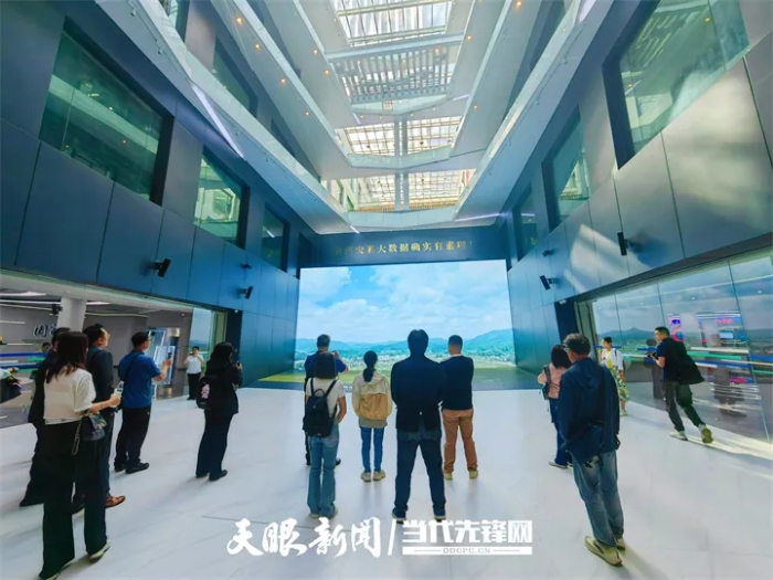 參觀貴州大數(shù)據(jù)綜合試驗(yàn)區(qū)展示中心