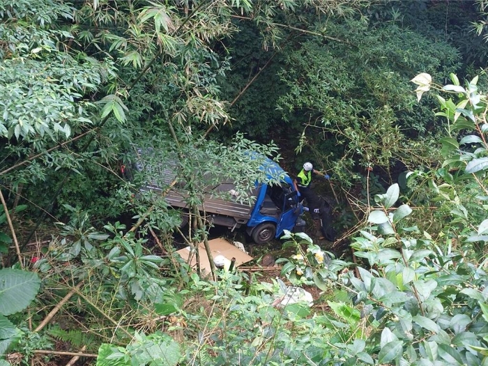 新北市坪林山區(qū)小貨車(chē)翻落山坡