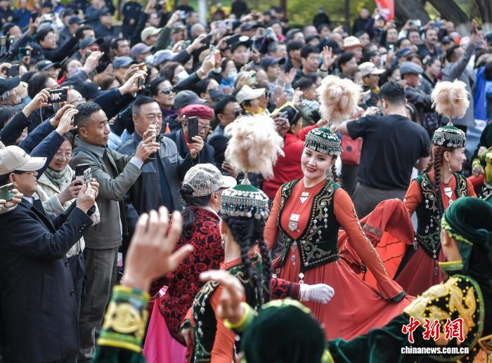 首屆中國新疆民間藝術(shù)季優(yōu)秀節(jié)目巡演活動(dòng)走進(jìn)烏魯木齊
