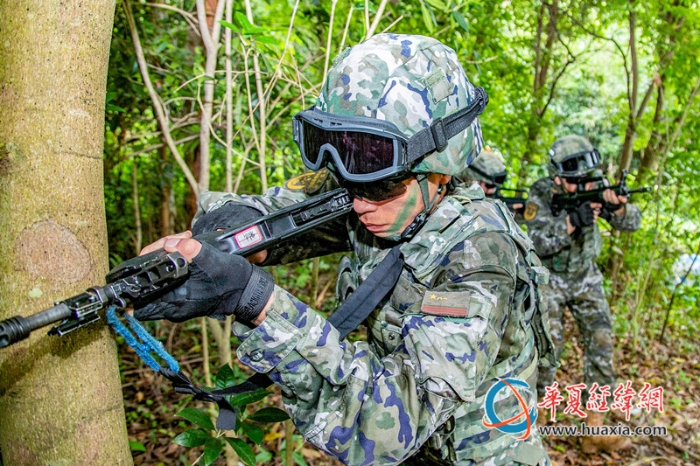 2、2025年10月21日，武警官兵正在進(jìn)行交替掩護(hù)突擊。_副本
