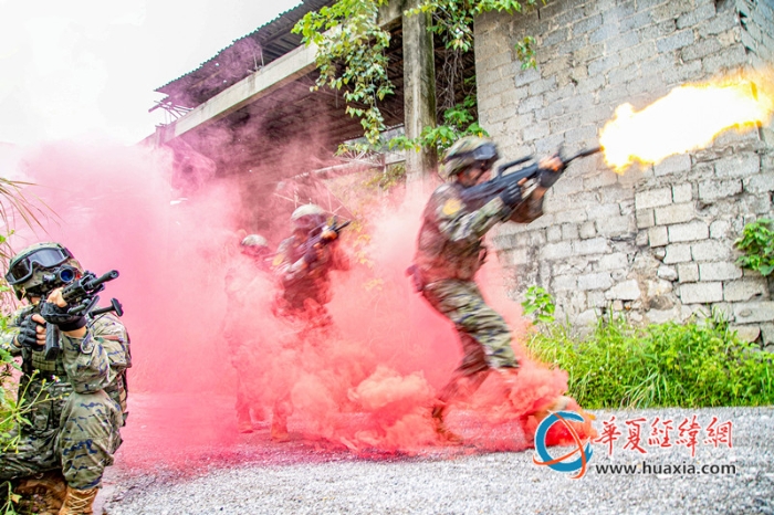 3、2025年10月21日，武警官兵正在對“敵”進(jìn)行火力打擊。_副本