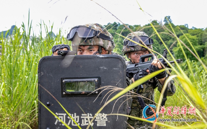 4、2025年10月21日，武警官兵正在進(jìn)行班組搜索。_副本