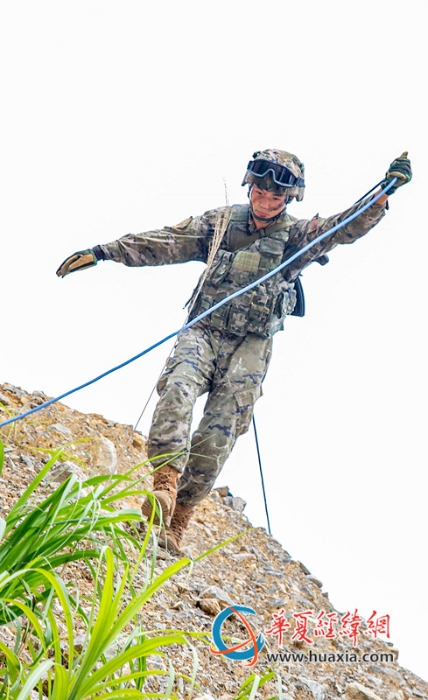 5、2025年10月21日，武警官兵正在追擊目標(biāo)。_副本