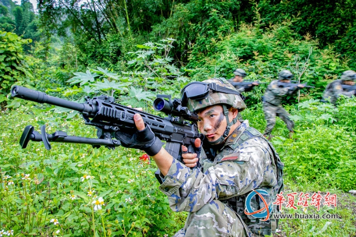 6、2025年10月21日，武警官兵正在進(jìn)行交替掩護(hù)突擊。_副本