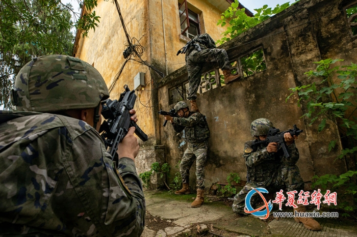 圖1：武警官兵在進行攀墻突入房屋_副本