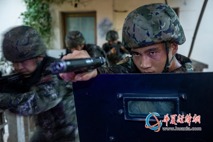 圖3.武警官兵在進行小組協(xié)同搜索_副本